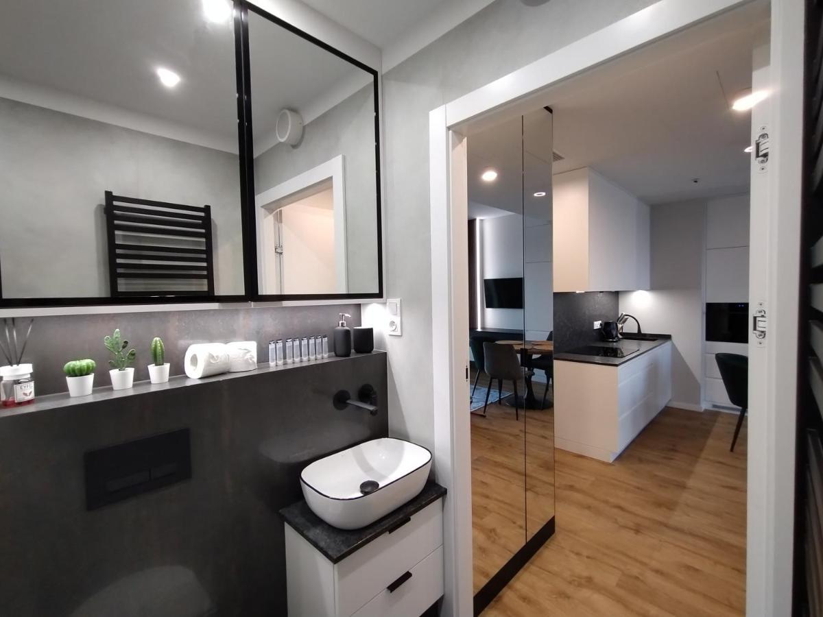Wola Tower Deluxe Separate Bedroom With Free Garage - By Perfect Apart وارسو المظهر الخارجي الصورة