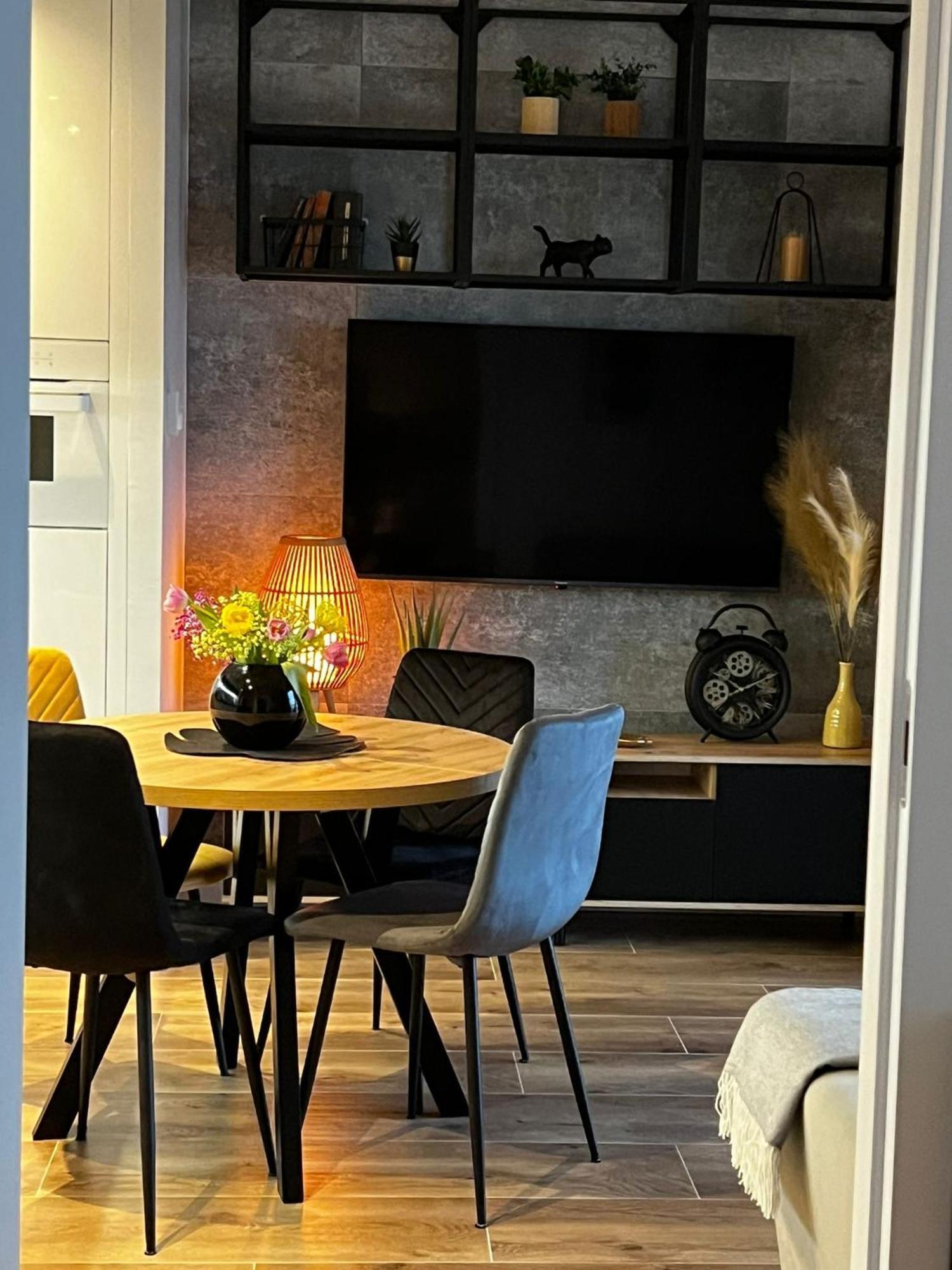 Wola Tower Deluxe Separate Bedroom With Free Garage - By Perfect Apart وارسو المظهر الخارجي الصورة
