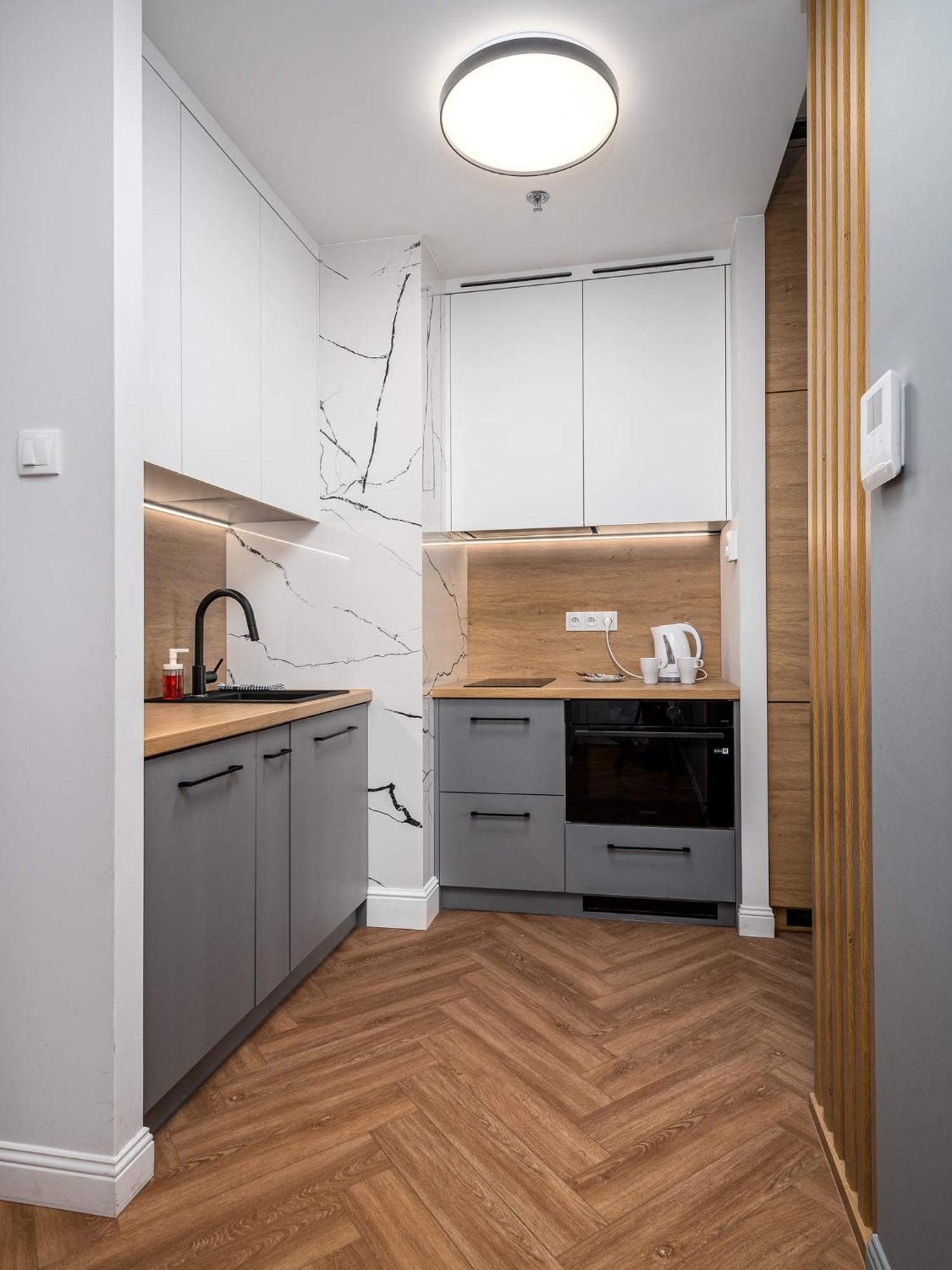 Wola Tower Deluxe Separate Bedroom With Free Garage - By Perfect Apart وارسو المظهر الخارجي الصورة