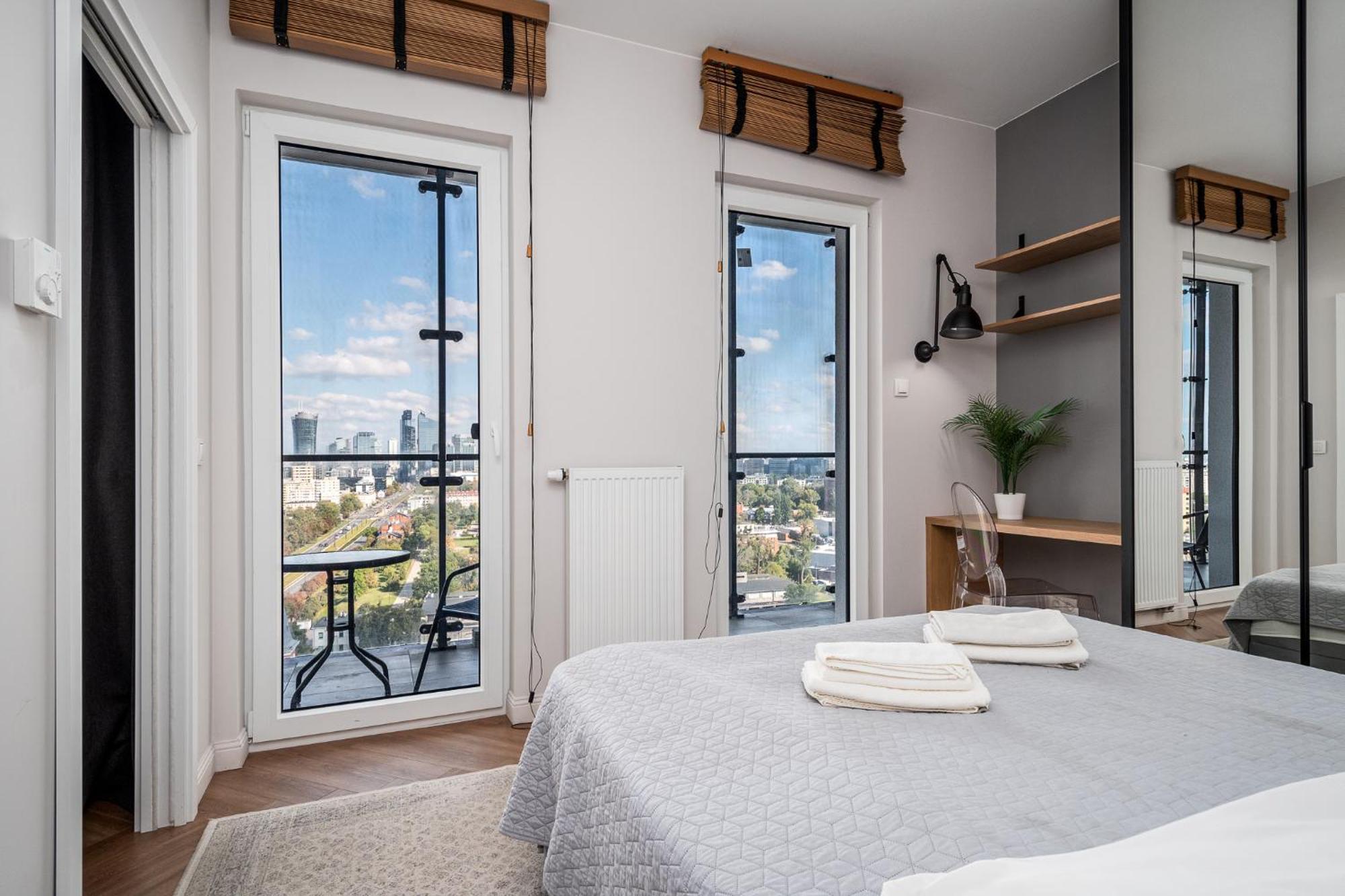 Wola Tower Deluxe Separate Bedroom With Free Garage - By Perfect Apart وارسو المظهر الخارجي الصورة